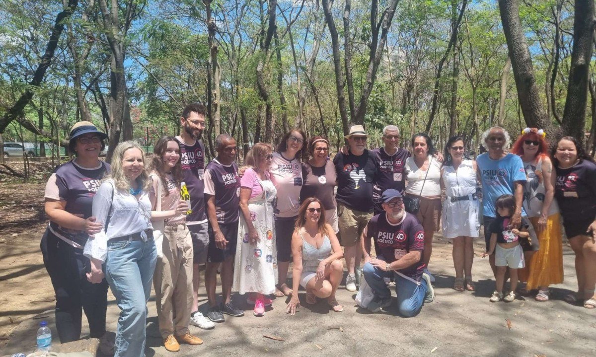 Poetas homenageados e participantes do Festival Psiu Poético declaram poemas no Parque Ambiental Sangarana em Montes Claros na ediçao 40 do evento - (crédito: Luiz Ribeiro/DA Press)