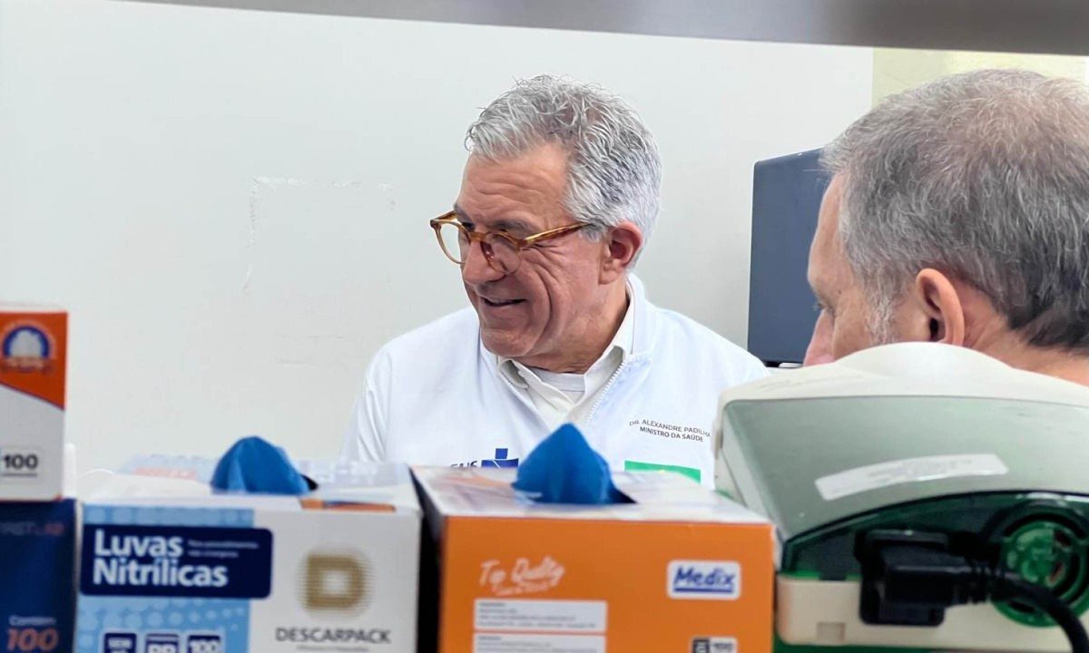 Alexandre Padilha visitou o CTVacinas da UFMG, em BH - (crédito: Edésio Ferreira/EMD.A/Press)