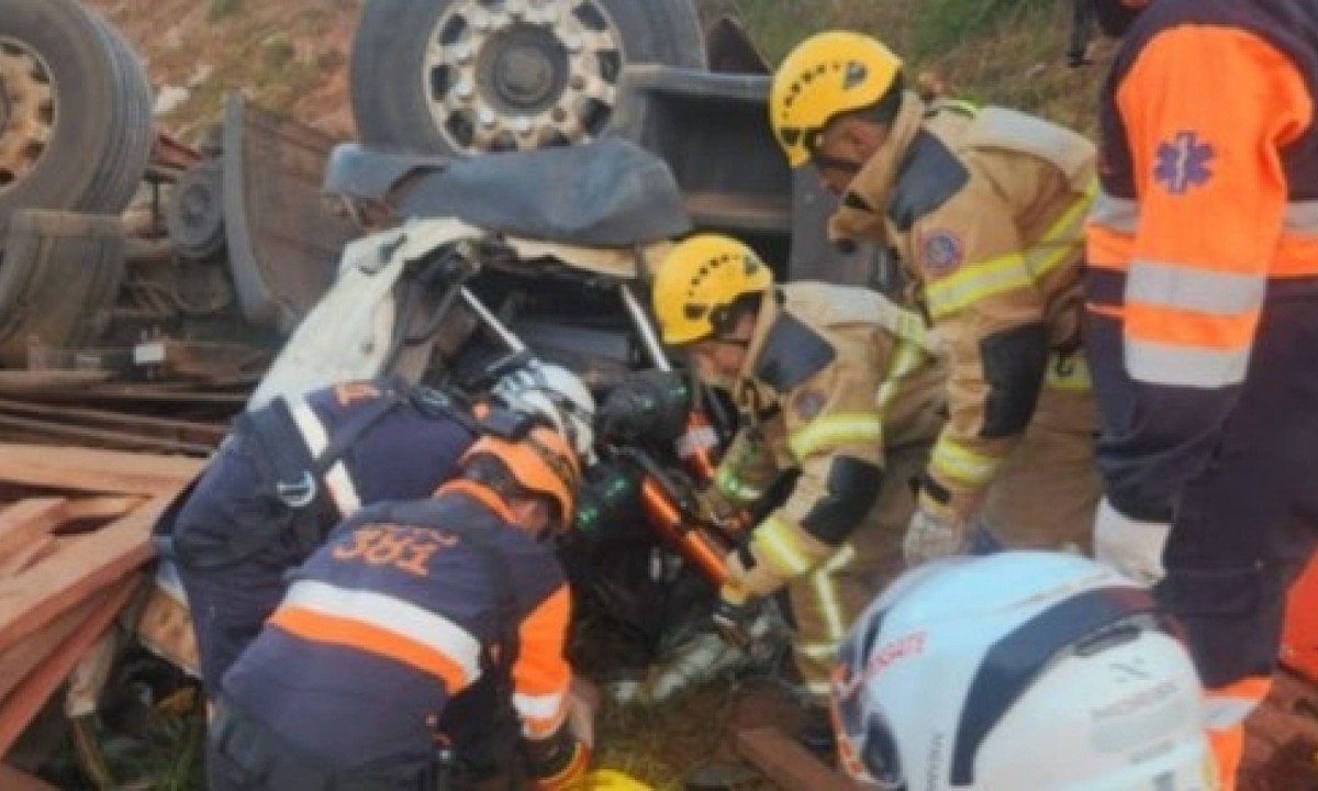 Motorista de 62 anos ficou preso às ferragens de caminhão - (crédito: Reprodução/CBMMG)