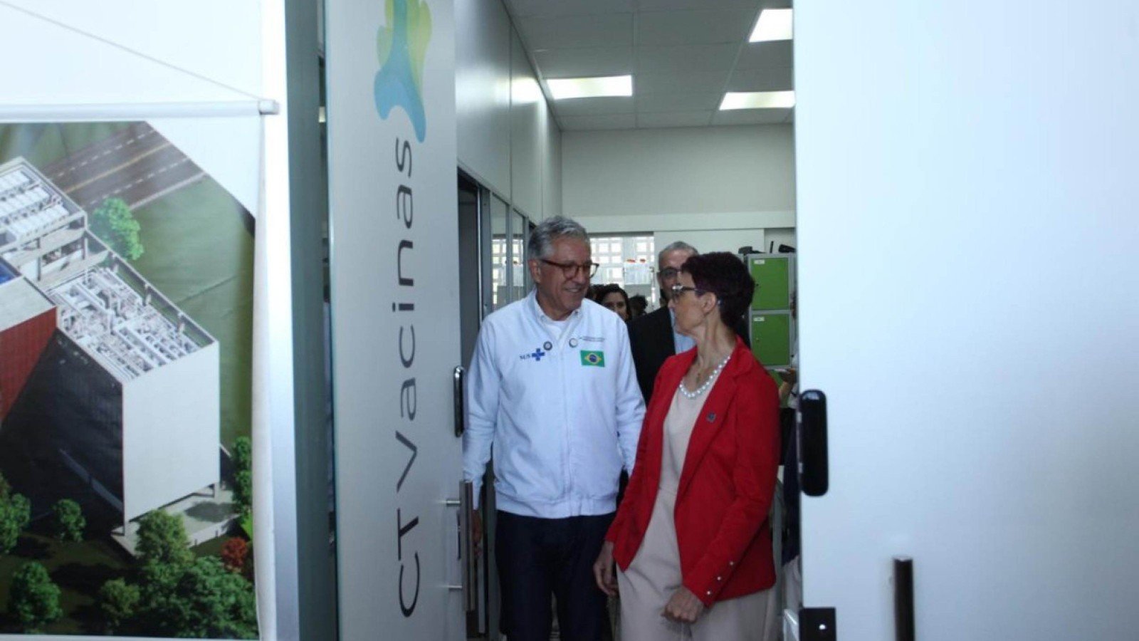 O ministro da Saúde, Alexandre Padilha, visitou o CTVacinas da UFMG neste sábado (10/10)-Edésio Ferreira/EM/DA Press