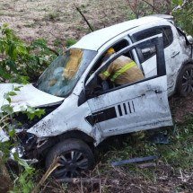 Carro capota, cai em ribanceira e três pessoas ficam feridas em MG - Corpo de Bombeiros Militar de Minas Gerais/Divulgação 