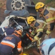 MG: motorista fica preso às ferragens em acidente com caminhão na BR-381 - Reprodução/CBMMG