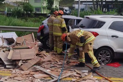 Acidente entre caminhão e outros quatro veículos mata cinco mineiros de uma mesma família em Barra do Piraí, no Rio de Janeiro -  (crédito: CBMRJ/Divulgação)