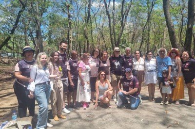 Poetas homenageados e participantes do Festival Psiu Poético declaram poemas no Parque Ambiental Sangarana em Montes Claros na ediçao 40 do evento -  (crédito: Luiz Ribeiro/DA Press)