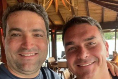 Willer Tomaz e Flávio Bolsonaro (PL) -  (crédito: UOL/Reprodução )