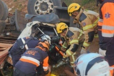 Motorista de 62 anos ficou preso às ferragens de caminhão -  (crédito: Reprodução/CBMMG)