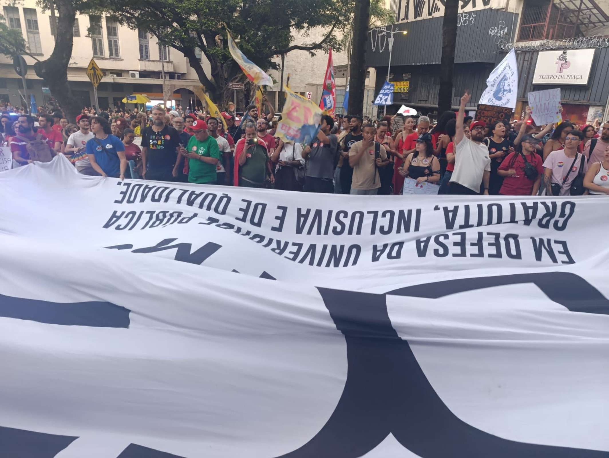 Estudantes se reúnem em defesa da democracia