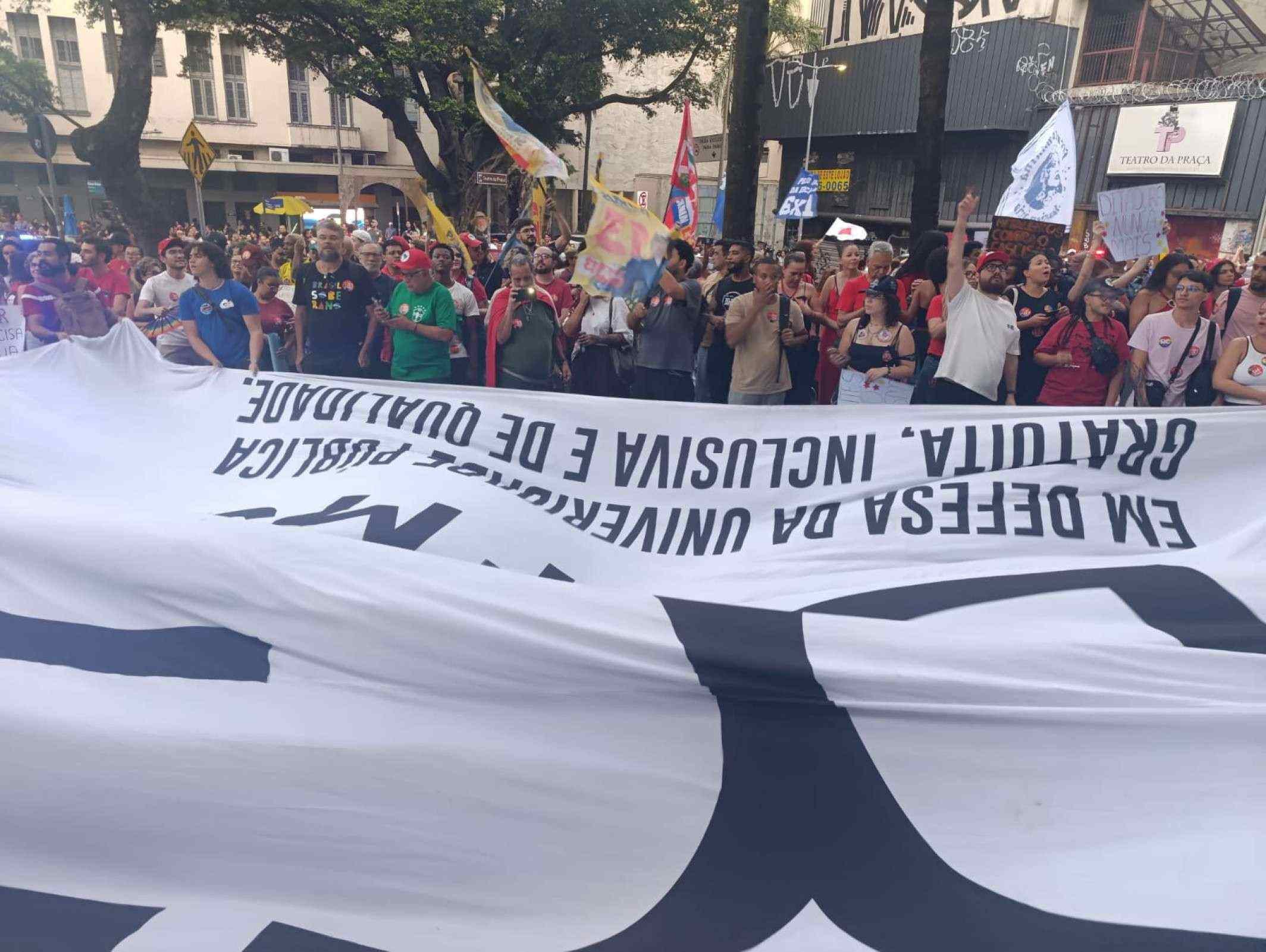 Estudantes se reúnem em defesa da democracia