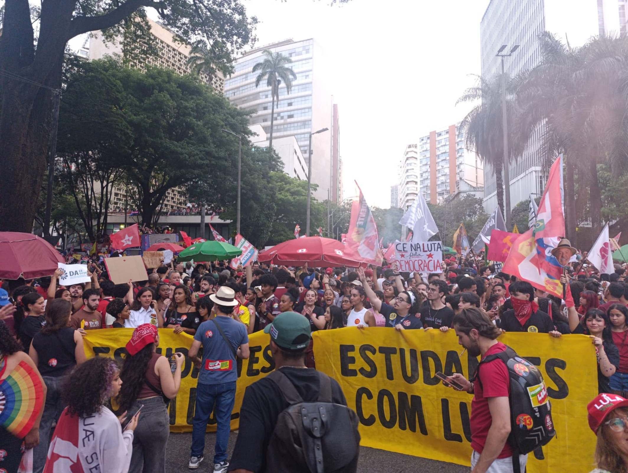 Estudantes se reúnem em defesa da democracia