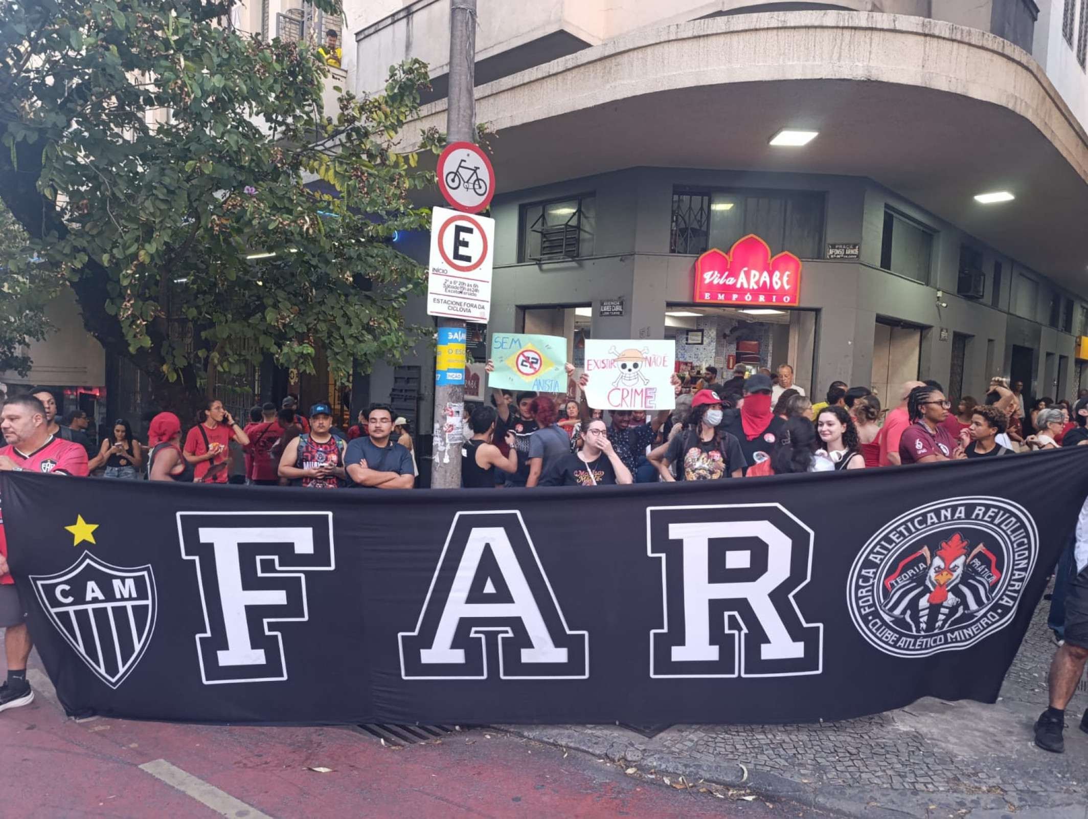 Estudantes se reúnem em defesa da democracia