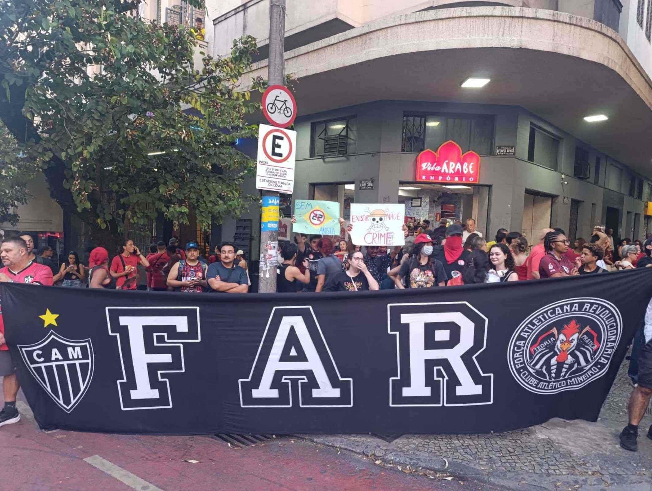 Estudantes se reúnem em defesa da democracia