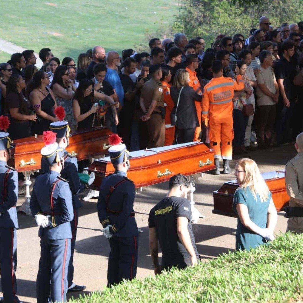 PMs mortos em queda de avião são sepultados em BH