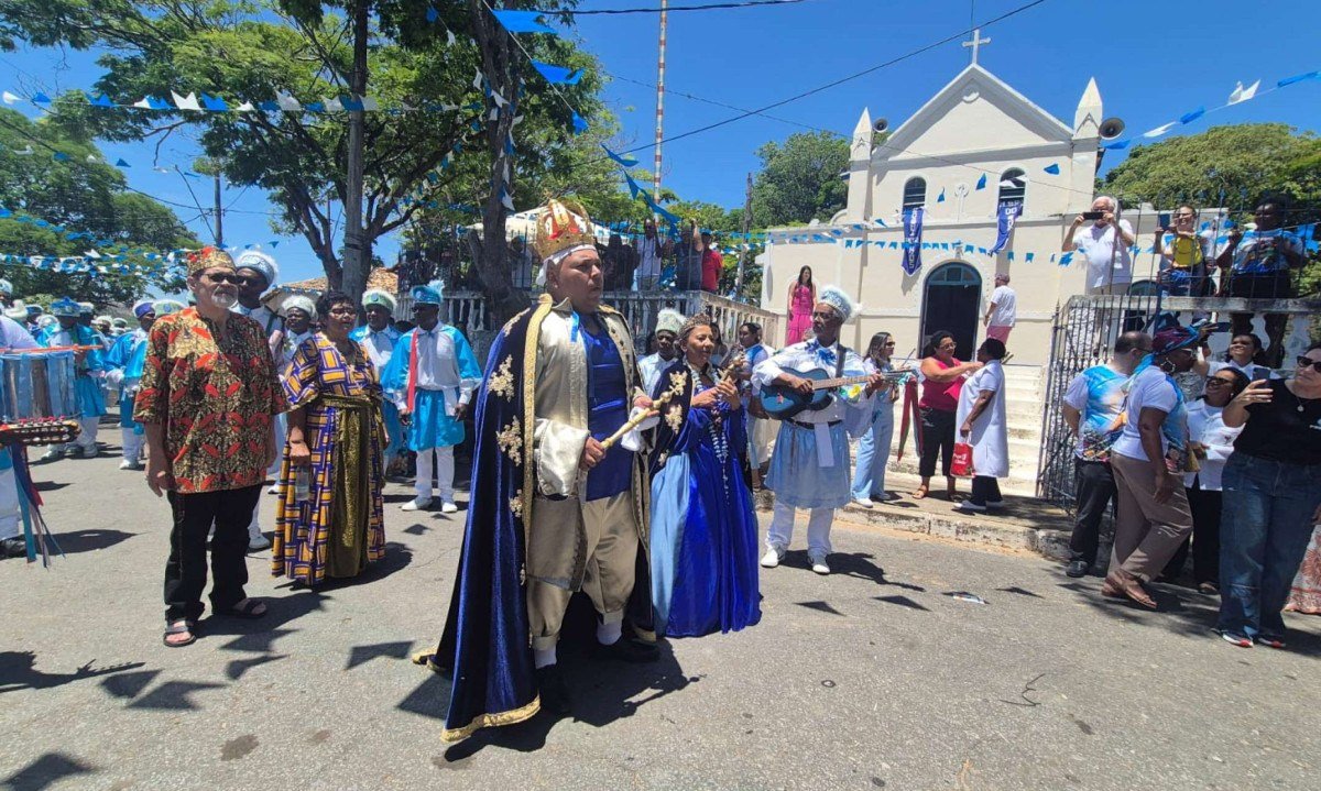 Cortejo do congado caminhou, com toda a corte, incluindo o rei e a rainha, em direção à Igreja Nossa Senhora do Rosário - (crédito: Jair Amaral/EM/D.A Press)
