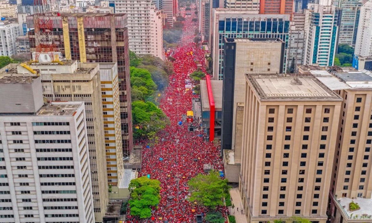 Manifestação em defesa à reeleição de Lula (PT) em São Paulo ocupou a Avenida Paulista na manhã de domingo (11/10) - (crédito: Ricardo Stuckert/Reprodução )