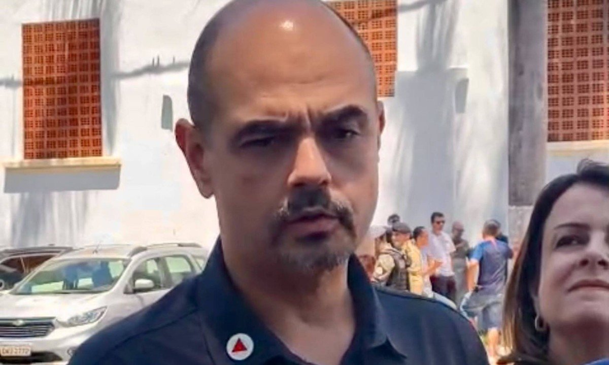 O governador de Minas Mateus Simões esteve no velório e lamentou a morte da equipe aérea da Polícia Militar - (crédito: Izabella Caixeta/EM/D.A Press)