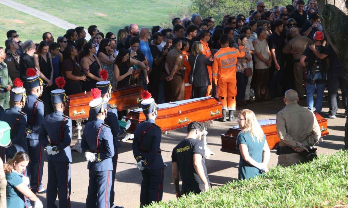 Policiais militares que morreram em acidente aéreo no Vale do Aço, em Minas Gerais, são sepultados neste domingo (11/10) em BH - (crédito: Marcos Vieira/EM/DA Press)