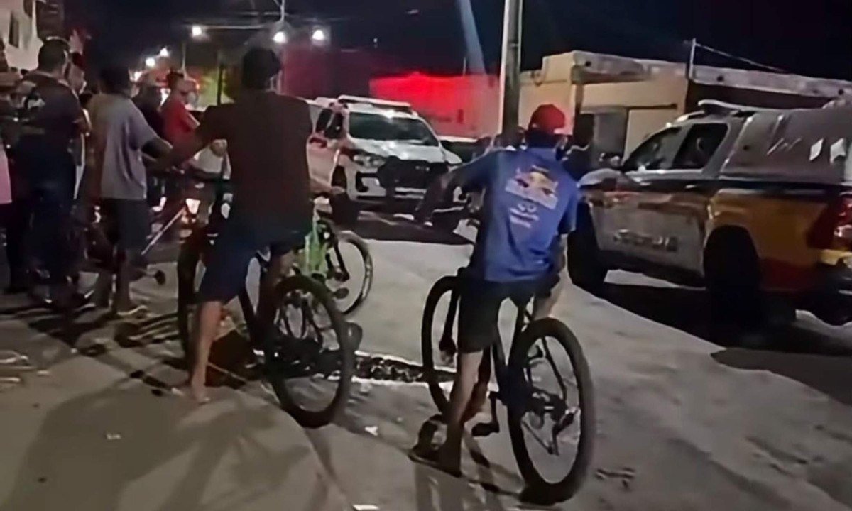 Os suspeitos estão sendo procurados pela polícia - (crédito: Reprodução/Redes Sociais)