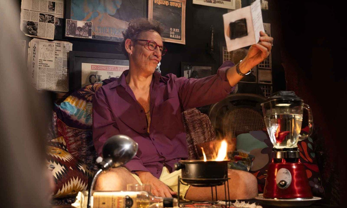 Em passagens dramatizadas do filme, que conta com vasto material de arquivo, o ator Emílio de Mello interpreta Ezequiel Neves - (crédito: Beto Roma/Divulgação )