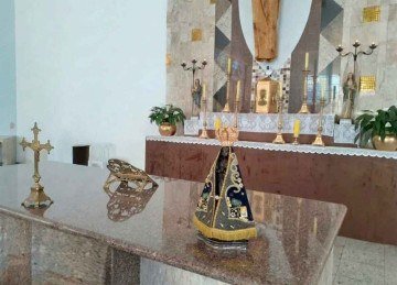 A imagem de Nossa Senhora Aparecida está na igreja matriz de Estiva desde a década de 1990 e foi tombada pelo município -  (crédito: PREFEITURA DE ESTIVA/DIVULGAÇÃO)