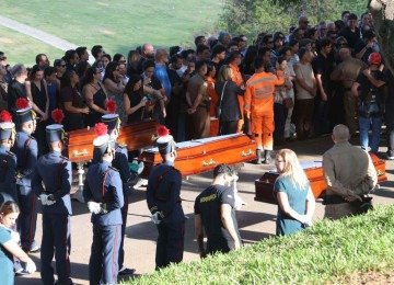 Policiais militares que morreram em acidente aéreo no Vale do Aço, em Minas Gerais, são sepultados neste domingo (11/10) em BH -  (crédito: Marcos Vieira/EM/DA Press)