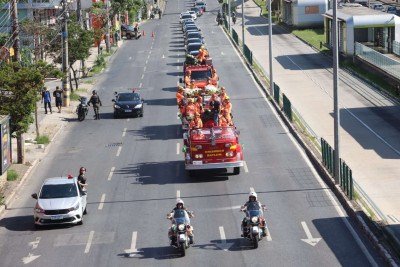 Cortejo com os corpos segue em direção ao cemitério -  (crédito: Marcos Vieira/EM/D.A Press)