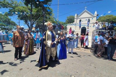 Cortejo do congado caminhou, com toda a corte, incluindo o rei e a rainha, em direção à Igreja Nossa Senhora do Rosário -  (crédito: Jair Amaral/EM/D.A Press)