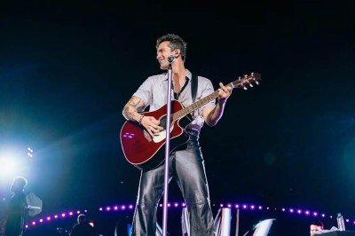 O sertanejo Luan Santana movimentou as redes sociais depois de fazer gesto que alguns associam à política -  (crédito: Luan Santana/Reprodução)