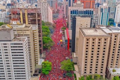 Manifestação em defesa à reeleição de Lula (PT) em São Paulo ocupou a Avenida Paulista na manhã de domingo (11/10) -  (crédito: Ricardo Stuckert/Reprodução )