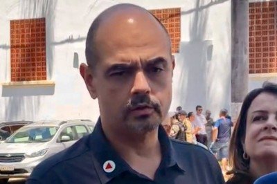 O governador de Minas Mateus Simões esteve no velório e lamentou a morte da equipe aérea da Polícia Militar -  (crédito: Izabella Caixeta/EM/D.A Press)