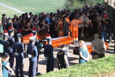 Policiais militares que morreram em acidente aéreo no Vale do Aço, em Minas Gerais, são sepultados neste domingo (11/10) em BH -  (crédito: Marcos Vieira/EM/DA Press)