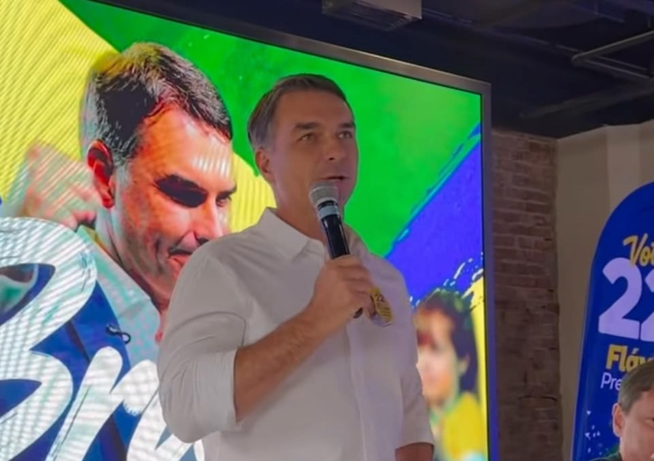 Flávio Bolsonaro se encontra com prefeitos e vereadores em São Paulo