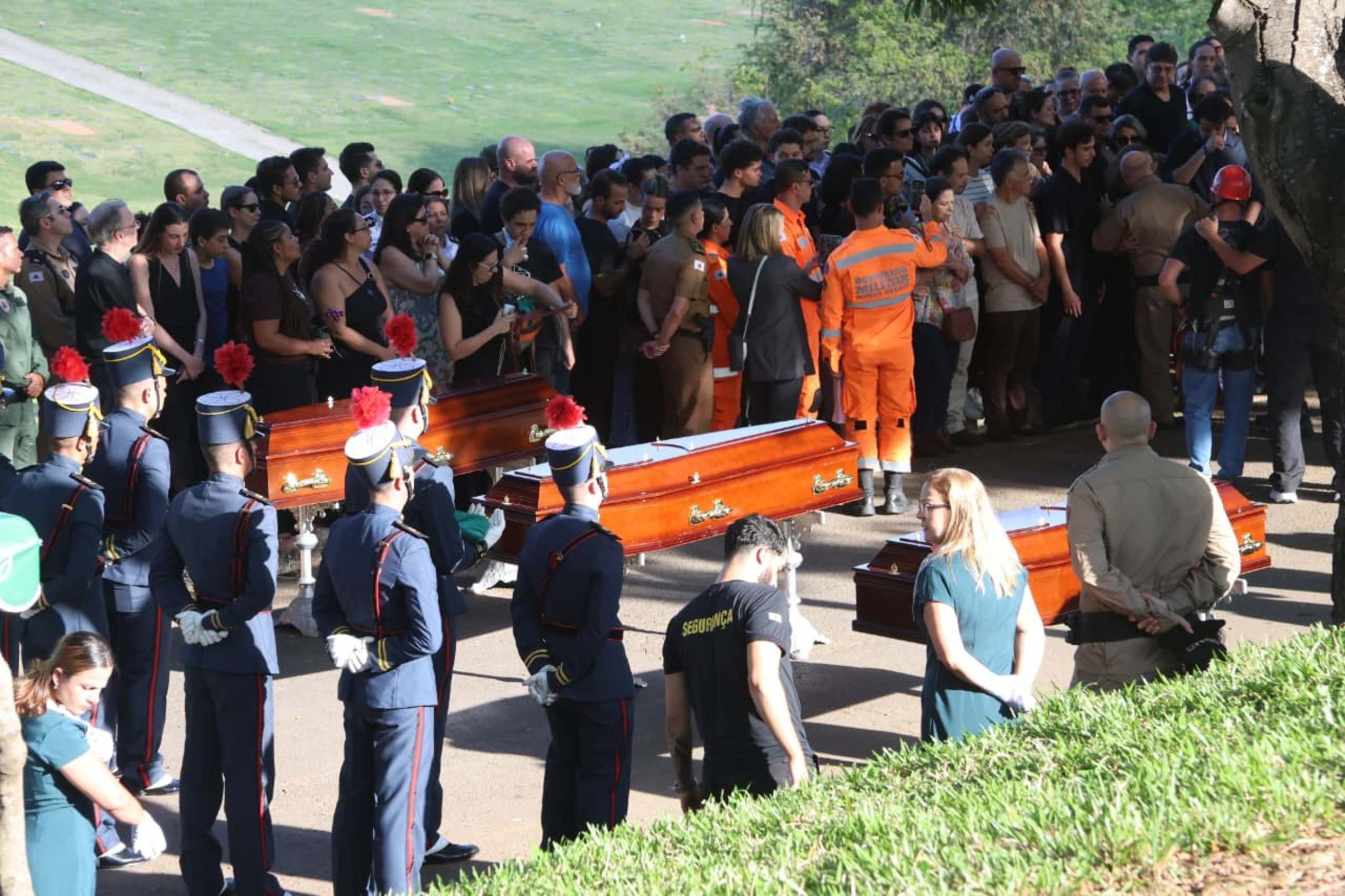 PMs mortos em queda de avião são sepultados em BH