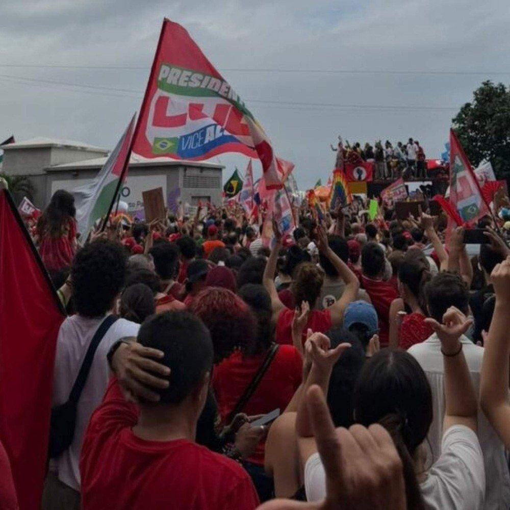 Ato em apoio a Lula ocupa sete quarteirões da Avenida Atlântica, em Copacabana