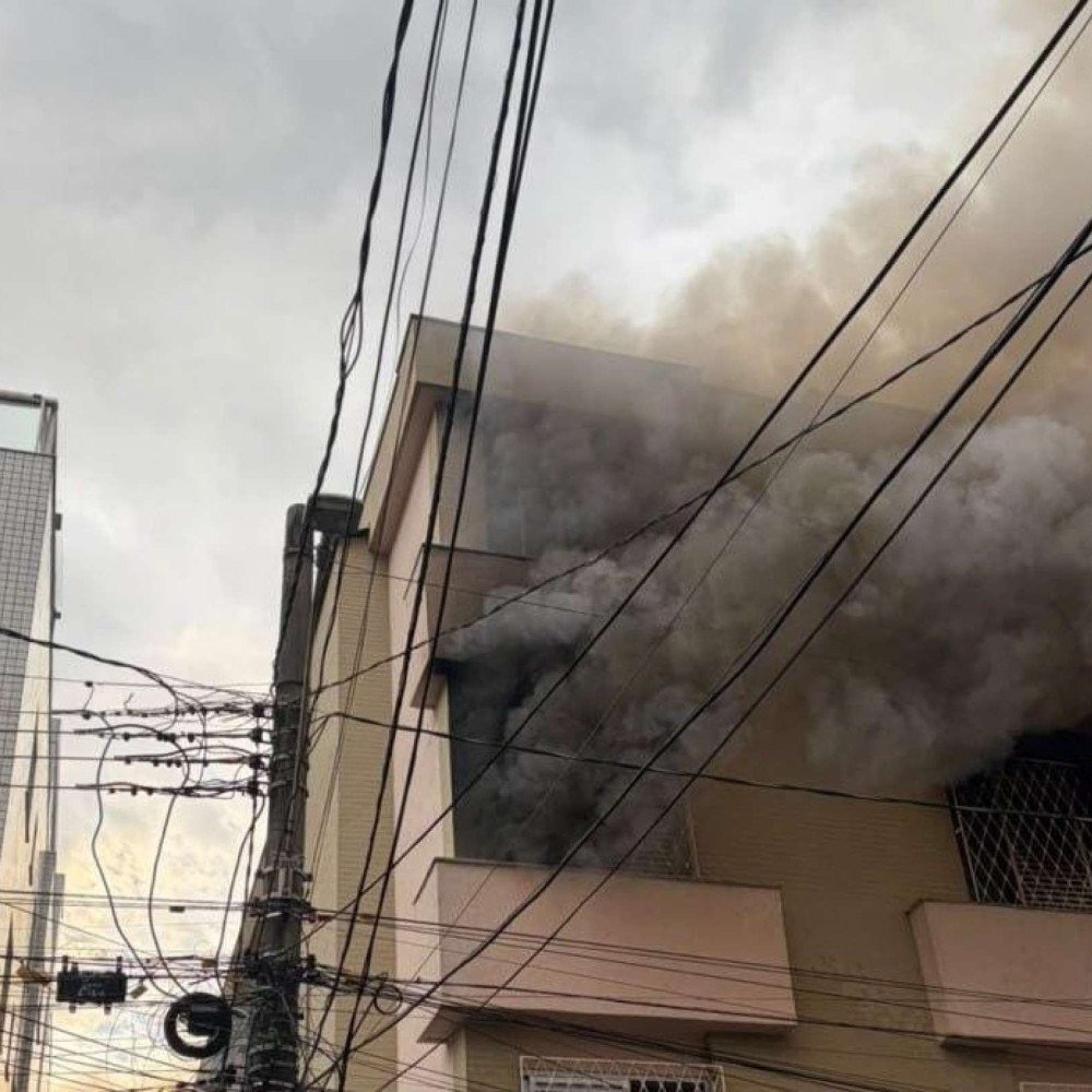 Incêndio em apartamento em BH deixa feridos; veja vídeo