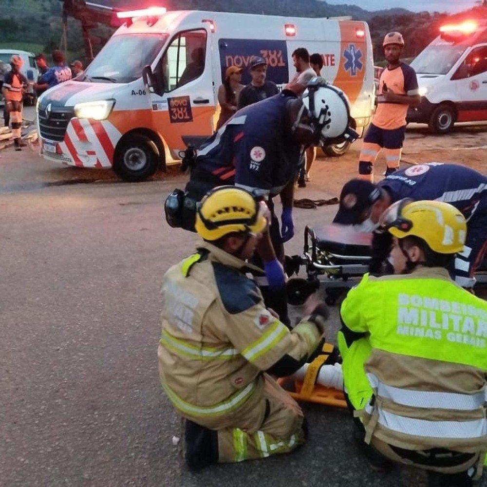 MG: caminhão atinge trabalhadores no acostamento e mata dois na BR-381