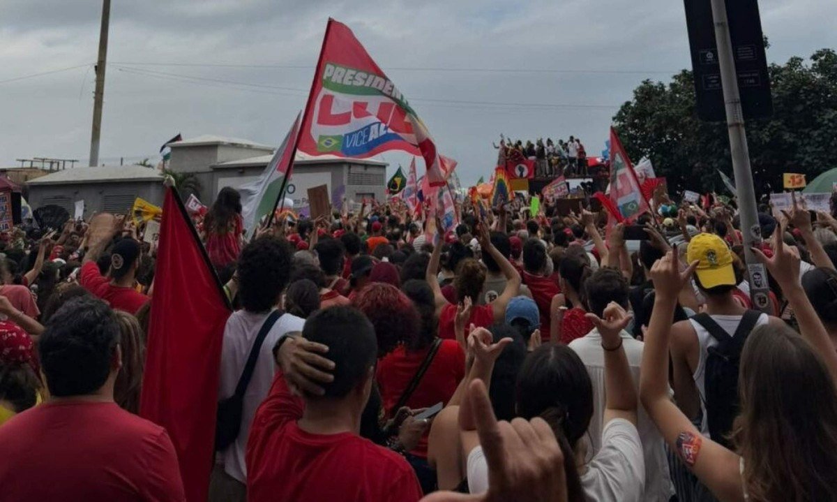 Ato em apoio a Lula ocupa sete quarteirões em Copacabana - (crédito: Tupi)
