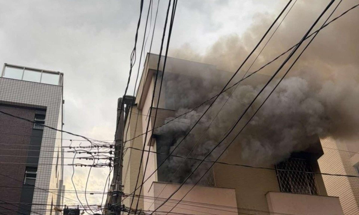 Incêndio em apartamento no Bairro Prado, em Belo Horizonte deixa duas vítimas nesta segunda-feira (12/10) - (crédito: CBMMG/Divulgação)