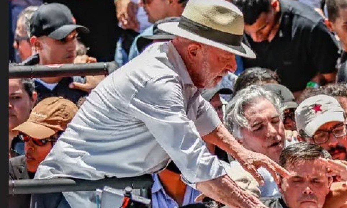 Presidente Lula cumprimenta eleitores  -  (crédito: Bruno Peres/Agência Brasil)