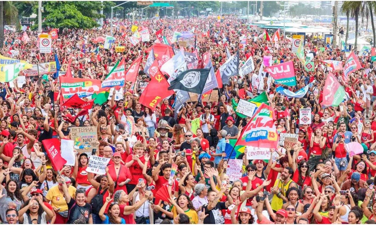 Manifestação pró-Lula em Copacabana, no Rio -  (crédito: Tomaz Silva/Agência Brasil)