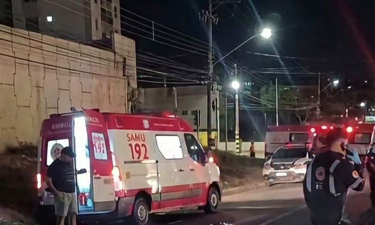Ambulância atropela e mata mulher durante deslocamento para ocorrência em Governador Valadares - (crédito: PMMG)
