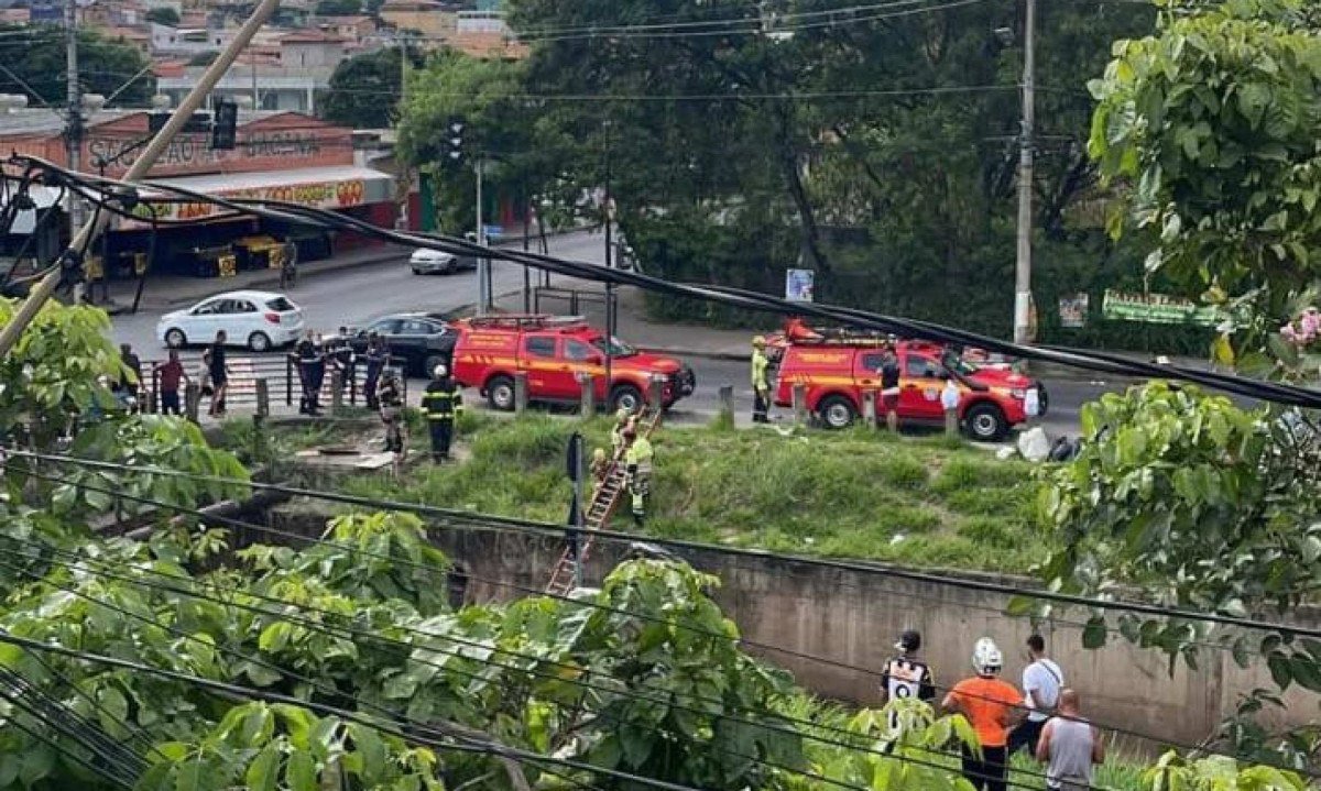 Veículo caiu no leito do córrego Sarandi, no cruzamento da rua Serrano com a avenida Professor Clóvis Salgado - (crédito: CBMMG)