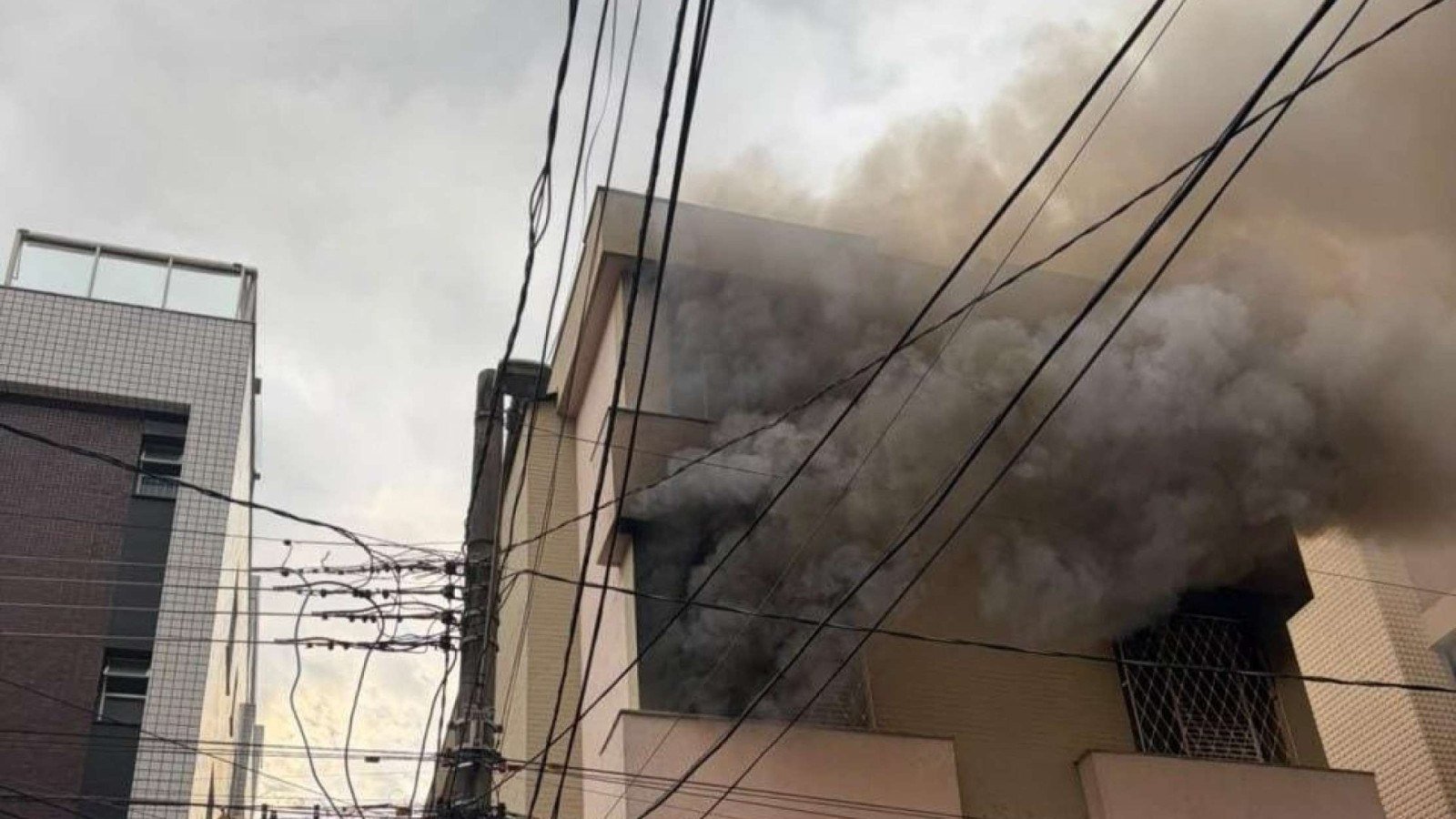 Incêndio em apartamento em BH deixa feridos; veja vídeo