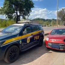 Motorista em fuga é preso na BR-381 com carro roubado e sem CNH - PRF/Divulgação