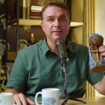 Flávio Bolsonaro participa de missa no Dia de Nossa Senhora Aparecida - Reprodução/YouTube