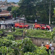Idoso morre após ser ejetado de carro e cair em córrego em BH - CBMMG