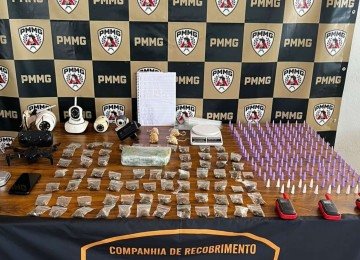 Envolvidos com o tráfico na região do Vista Alegre, em BH, usava drone e câmeras de monitoramento para identificar a aproximação dos policiais no ponto de tráfico -  (crédito: PMMG/Divulgação)