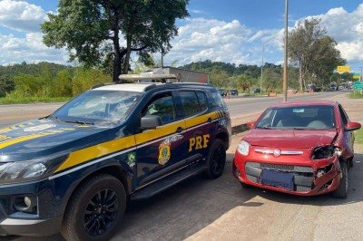 Fiat Palio havia sido roubado em setembro; automóvel foi recuperado e motorista preso pela PRF -  (crédito: PRF/Divulgação)