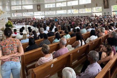 No Santuário Arquidiocesano Nossa Senhora da Conceição Aparecida, em Contagem, bispo auxiliar dom Nivaldo pediu pela saúde do papa -  (crédito: ARQUIDIOCESE DE BH/DIVULGAÇÃO)