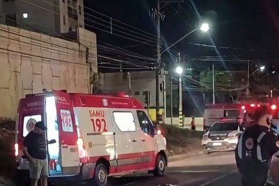 Ambulância atropela e mata mulher durante deslocamento para ocorrência em Governador Valadares -  (crédito: PMMG)