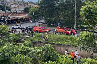 Veículo caiu no leito do córrego Sarandi, no cruzamento da rua Serrano com a avenida Professor Clóvis Salgado -  (crédito: CBMMG)